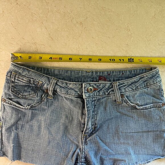 vtg 90's y2k Bongos Womens Denim Shorts W/ Frayed Hem Size 11 Light Wash Blue - Picture 5 of 9